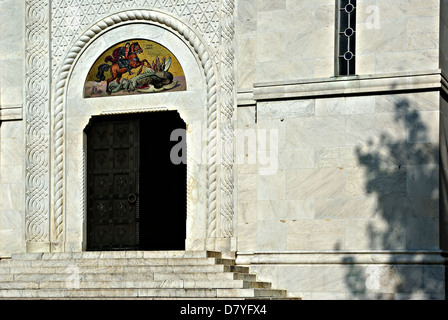 Entrée de la célèbre église serbe de St Goerge à Oplenac, mausolée de la famille royale serbe. Maison Karađorđević Banque D'Images