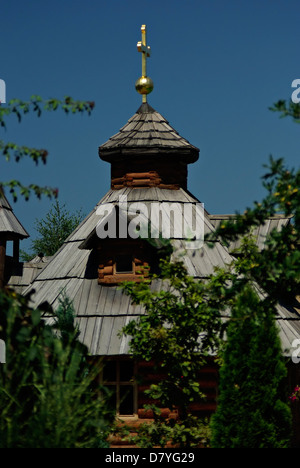 Église en bois traditionnel dans l'ouest de la Serbie au jour d'été ensoleillé avec ciel bleu clair. Banque D'Images