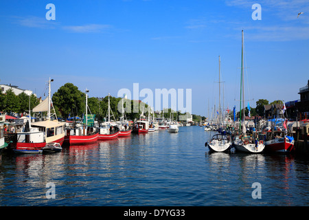 Les navires de pêche et bateaux à voile à Alter Strom, Rostock, Berlin, Germany Banque D'Images