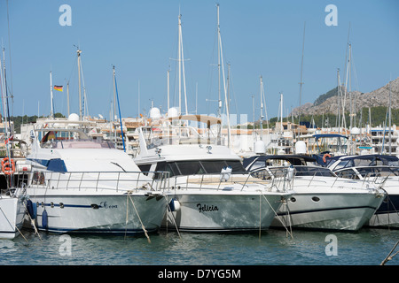 Bateaux amarrés dans le port de Puerto de Alcudia, Mallorca. Banque D'Images