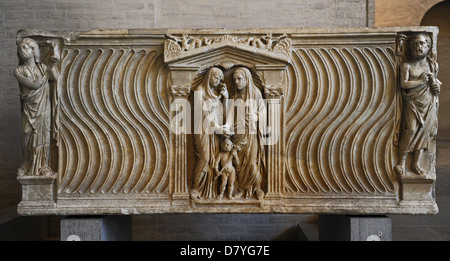 L'art roman sarcophage d'un couple marié. Environ 240 AD. Il comme un orateur grec un elle est une muse. Glyptothèque. Munich. Banque D'Images