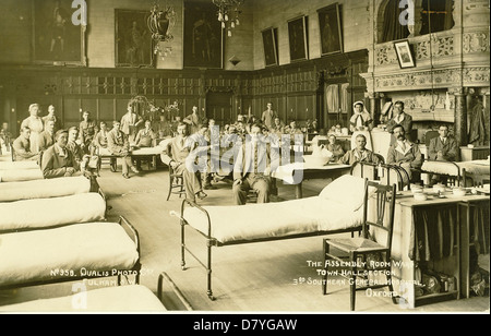 Une photographie de la salle d'Assemblée d'un hôpital de convalescence d'Oxford pendant la première Guerre mondiale cette image représente des soldats blessés en convalescence dans un hôpital, avec des lits disposés dans une grande pièce, reflétant les efforts médicaux de l'époque pour aider les blessés pendant la guerre. Banque D'Images