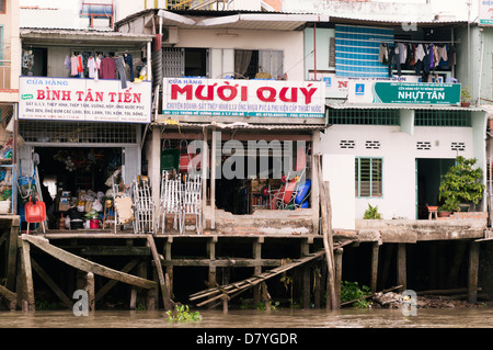 Delta du Mekong, Vietnam - Waterside Shops et de l'habitation typique Banque D'Images