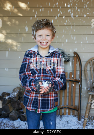 Smiling boy playing in snow Banque D'Images