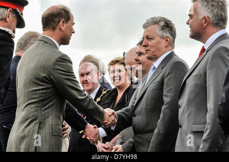 Lisburn, Irlande du Nord. 15 mai, 2013. Le comte de Wessex, Prince Edward, accueille le premier ministre, Peter Robinson au Balmoral Show, Lisburn. Crédit : Stephen Barnes/Alamy Live News Banque D'Images