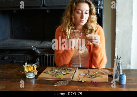 Woman decorating d'herbes séchées et de fleurs Banque D'Images