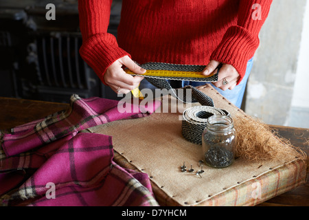 Woman measuring sangles sellerie Banque D'Images