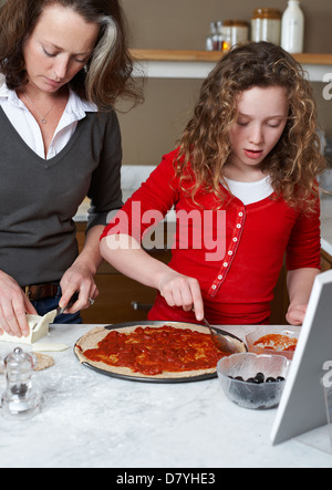 Mère et fille la cuisson dans la cuisine Banque D'Images