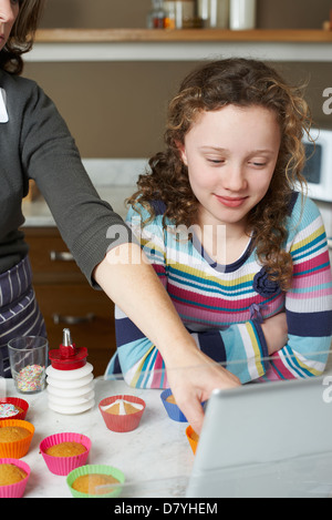 Mère et fille la cuisson dans la cuisine Banque D'Images