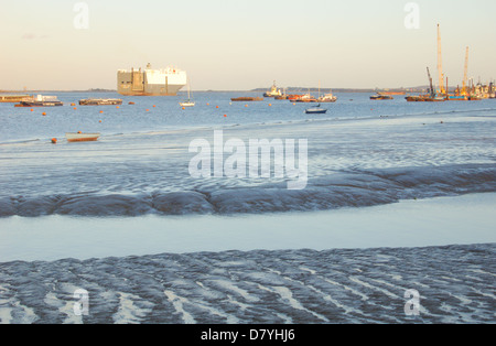 Cargo sur l'estuaire de la Tamise Banque D'Images