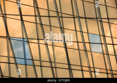 Bâtiment moderne façade panneau de verre, double exposition. Résumé Contexte windows. Banque D'Images