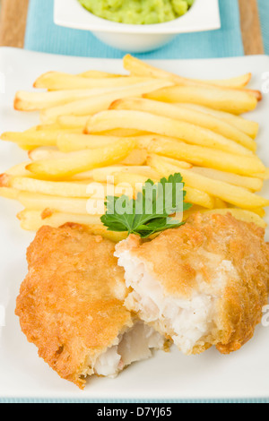 Fish & Chips - dos de cabillaud, chips et petits pois. Banque D'Images