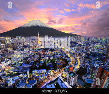 La Tour de Tokyo et Mt. Fuji à Tokyo, Japon. Banque D'Images