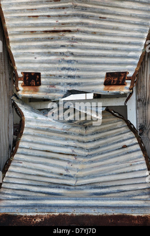 Porte en fer rouillée shutter ouvert. La texture de métal de base. Banque D'Images