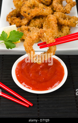 Furai Ika - Deep Fried squid pané joints toriques avec de la sauce chili. Banque D'Images