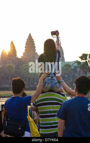 Rassemblement des touristes de photographier le lever du soleil. Angkor Wat. Parc archéologique d'Angkor. Siem Reap. Cambodge Banque D'Images