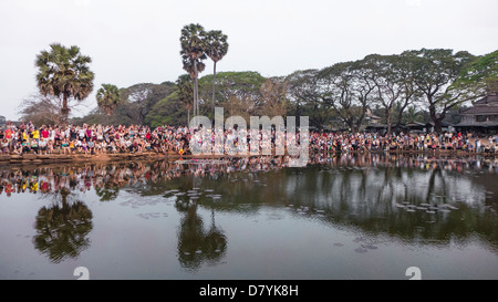 Rassemblement des touristes de photographier le lever du soleil. Angkor Wat. Parc archéologique d'Angkor. Siem Reap. Cambodge Banque D'Images