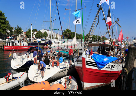 Les navires de pêche et bateaux à voile à Alter Strom, Rostock, Berlin, Germany Banque D'Images