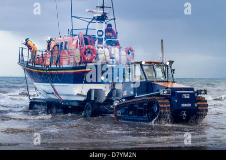 Clogher Head RNLI effectuer leurs exercices hebdomadaires dans la mer d'Irlande. Clogher dispose d'Irelands seule plage-lancé de sauvetage de la RNLI Banque D'Images