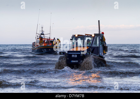 Clogher Head RNLI effectuer leurs exercices hebdomadaires dans la mer d'Irlande. Clogher dispose d'Irelands seule plage-lancé de sauvetage de la RNLI Banque D'Images