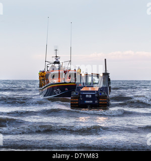 Clogher Head RNLI effectuer leurs exercices hebdomadaires dans la mer d'Irlande. Clogher dispose d'Irelands seule plage-lancé de sauvetage de la RNLI Banque D'Images