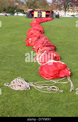 Enveloppe du ballon à air chaud en cours de préparation pour le vol Angleterre UK Banque D'Images