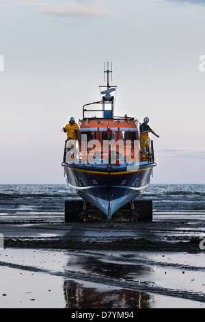 Clogher Head RNLI effectuer leurs exercices hebdomadaires dans la mer d'Irlande. Clogher dispose d'Irelands seule plage-lancé de sauvetage de la RNLI Banque D'Images