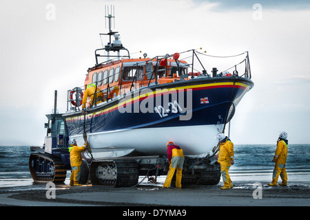 Clogher Head RNLI effectuer leurs exercices hebdomadaires dans la mer d'Irlande. Clogher dispose d'Irelands seule plage-lancé de sauvetage de la RNLI Banque D'Images