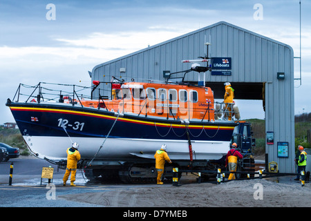 Clogher Head RNLI effectuer leurs exercices hebdomadaires dans la mer d'Irlande. Clogher dispose d'Irelands seule plage-lancé de sauvetage de la RNLI Banque D'Images