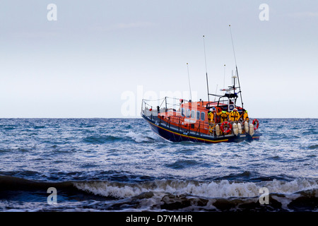 Clogher Head RNLI effectuer leurs exercices hebdomadaires dans la mer d'Irlande. Clogher dispose d'Irelands seule plage-lancé de sauvetage de la RNLI Banque D'Images