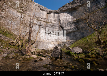 Vue panoramique ensoleillée de l'eau dans beck par Malham Cove sous ciel bleu - immense, transparente, courbant falaise de calcaire dans de belles vallées du Yorkshire, England, GB, au Royaume-Uni. Banque D'Images