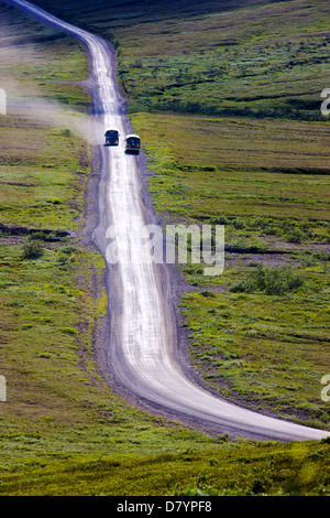 Navette bus visiteurs sur l'accès limité Denali Park Road, vue du dôme de pierre, donnent sur le parc national Denali, Alaska, USA Banque D'Images