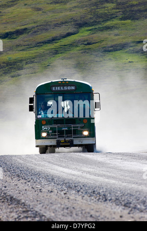 Navette bus visiteurs sur l'accès limité Denali Park Road, vue du dôme de pierre, donnent sur le parc national Denali, Alaska, USA Banque D'Images