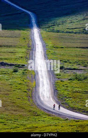 Deux cyclistes équitation l'accès limité route vers Stony Dome, Denali National Park, Alaska, USA Banque D'Images