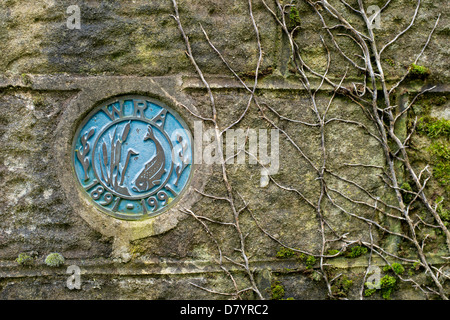 Close-up of old, circulaire West Riding Club pêcheurs signe (initiales, la date symbole &) mis en mur de pierre - Burley dans Wharfedale, Yorkshire, Angleterre, Royaume-Uni. Banque D'Images