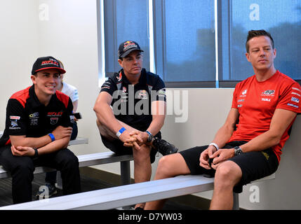 Austin, TX, États-Unis le 15 mai 2013. R LTO : le pilote V8 Supercar Tony D'Alberto, Craig Lowndes et James Courtney à l'écoute de l'instructeur avant de tenter indoor skydiving lors d'une installation locale à Austin, TX. Credit : Cal Sport Media /Alamy Live News Banque D'Images