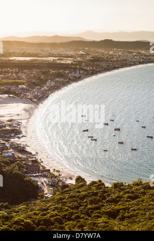 Ingleses Beach vue depuis une distance au sentier qui mène à la partie supérieure de Ingleses Hill. Banque D'Images