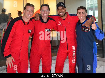 Austin, TX, États-Unis le 15 mai 2013. R LTO : le pilote V8 Supercar James Courtney, Craig Lowndes, instructeur Waz et Tony D'Alberto posent pour une photo à la conclusion de la visite d'installations locales indoor skydiving à Austin, TX. Credit : Cal Sport Media /Alamy Live News Banque D'Images