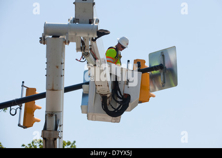 Workman installant de nouveaux feux de signalisation - Etats-Unis Banque D'Images