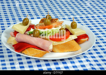 Sélection de tapas espagnoles comprenant du jambon, du fromage et de crevettes sur du pain croustillant, Andalousie, espagne. Banque D'Images