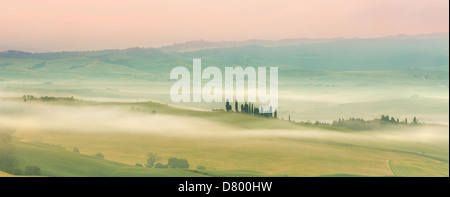 Misty collines toscanes un tôt le matin près de Pienza Banque D'Images