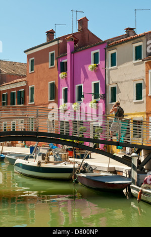 Maisons colorées sur Canal, Burano, près de Venise, Italie Banque D'Images