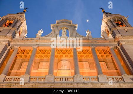 L'Allumé La Cathédrale Almudena Santa Maria la Real de la Almudena à Madrid la nuit, Espagne, Europe Banque D'Images