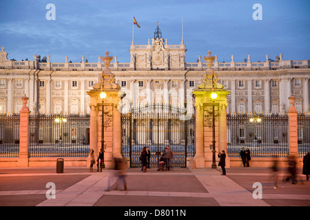 Allumé le Palacio Real et la Plaza de la Armeria de nuit, le palais des rois dans la capitale espagnole Madrid, Spain, Europe Banque D'Images