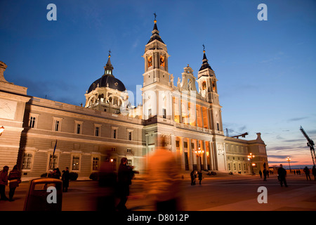 L'Allumé La Cathédrale Almudena Santa Maria la Real de la Almudena à Madrid la nuit, Espagne, Europe Banque D'Images