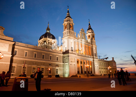 L'Allumé La Cathédrale Almudena Santa Maria la Real de la Almudena à Madrid la nuit, Espagne, Europe Banque D'Images