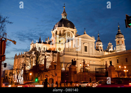 L'Allumé La Cathédrale Almudena Santa Maria la Real de la Almudena à Madrid la nuit, Espagne, Europe Banque D'Images