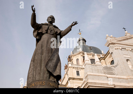 Statue du Pape Jean Paul II en face de la cathédrale de l'Almudena catholique Santa Maria la Real de la Almudena à Madrid, Espagne, Eur Banque D'Images