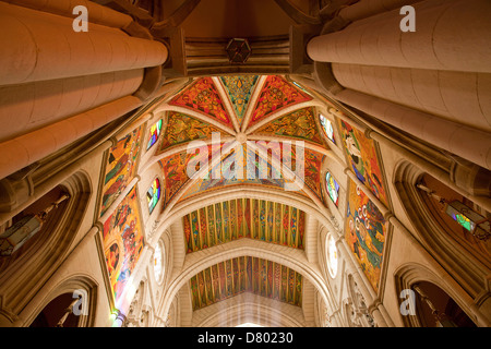 Plafond coloré de la cathédrale de l'Almudena catholique Santa Maria la Real de la Almudena à Madrid, Espagne, Europe Banque D'Images