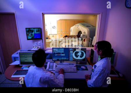 Un patient subit un balayage de CT sous soins du personnel au Centre médical de Samsung en Corée. Banque D'Images